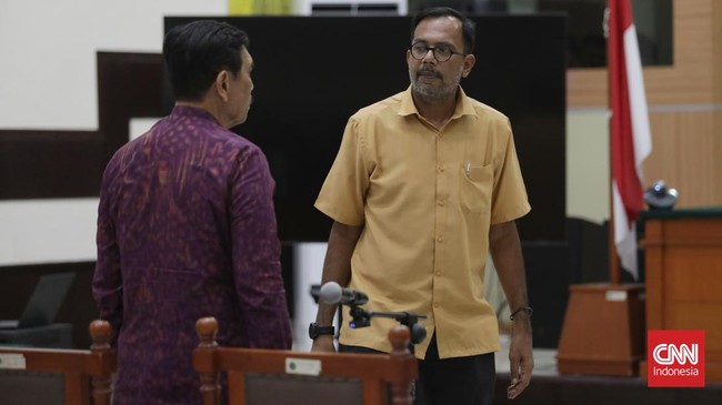 Dalam pleidoinya, Haris memohon dilepas dari dakwaan dan tuntutan kepada, "majelis hakim yang mulia dan terhormat, yang dicintai oleh keluarganya."