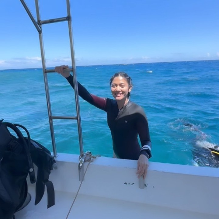 <p>Naysilla Mirdad terlihat begitu bahagia saat akan menyelam ke lautan, nih. "Here for the whale sharks #gorontalo," tulisnya di keterangan foto. (Foto: Instagram @naymirdad)</p>