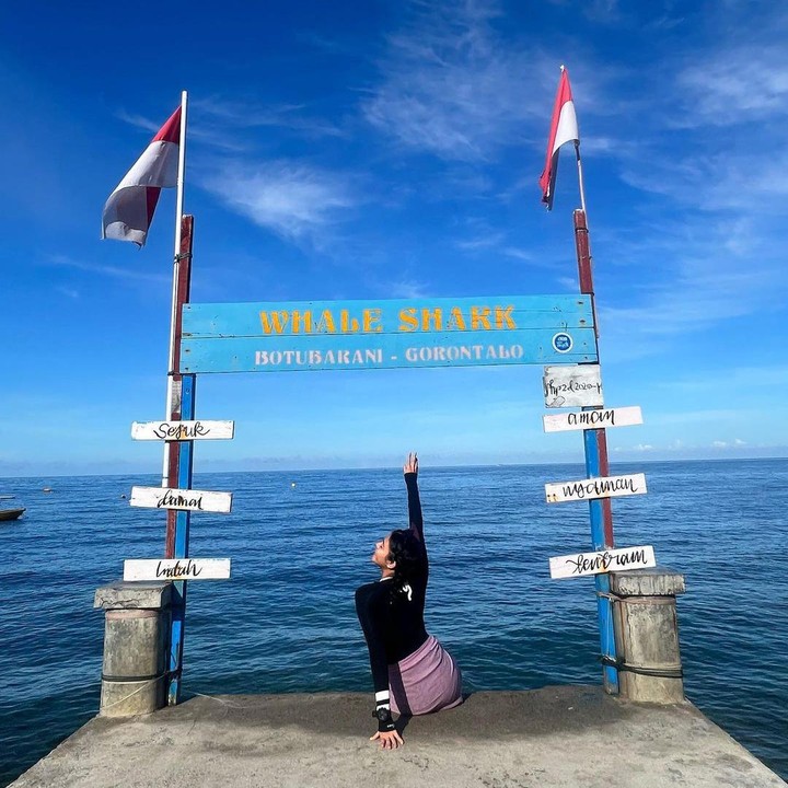 <p>Aktris berusia 35 tahun itu sengaja jauh-jauh pergi ke Gorontalo untuk berenang bersama hiu paus, Bunda. (Foto: Instagram @naymirdad)</p>