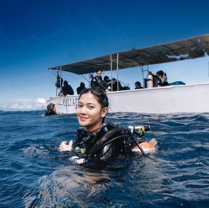 <p>Naysilla Mirdad dengan bangga membagikan potret liburannya baru-baru ini. Ia pergi ke Botubarani, sebuah desa di Gorontalo, Sulawesi Utara yang dikenal dengan wisata baharinya. (Foto: Instagram @naymirdad)</p>