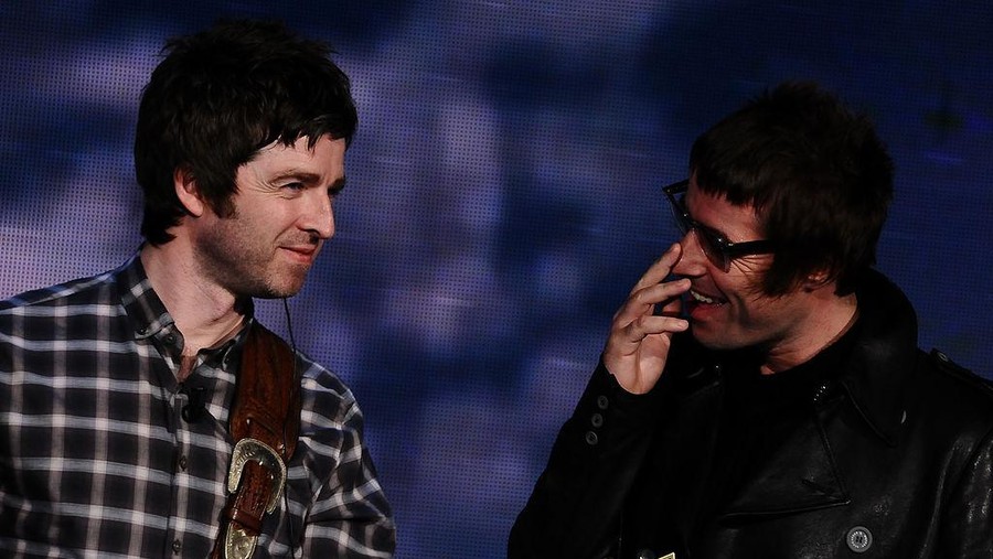 MILAN, ITALY - NOVEMBER 10:  Noe and Liam l Gallagher of Oasis during the Italian tv show 