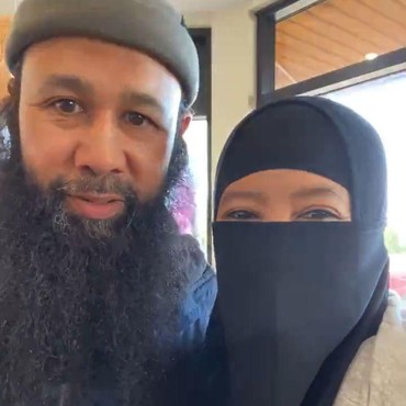 Kisah Peggy Melati Dinikahi Saudagar Kaya, Kini Temani Suami Bimbing WNA Mualaf