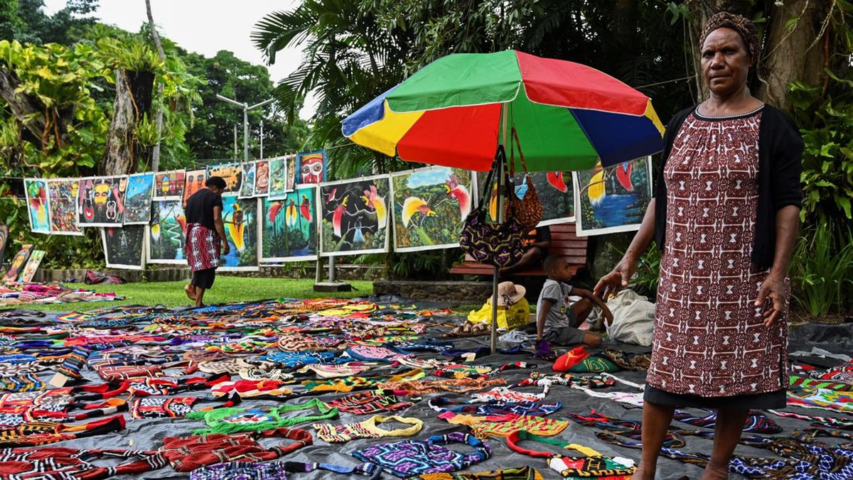 FOTO: Perempuan Papua Nugini Mencari Nafkah dengan Menganyam Tas