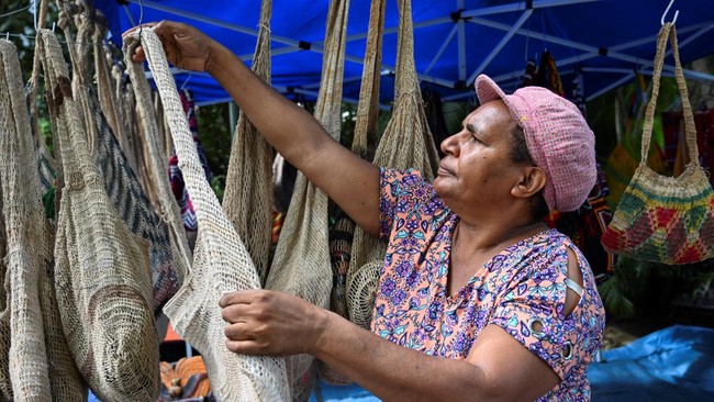 FOTO: Perempuan Papua Nugini Mencari Nafkah dengan Menganyam Tas