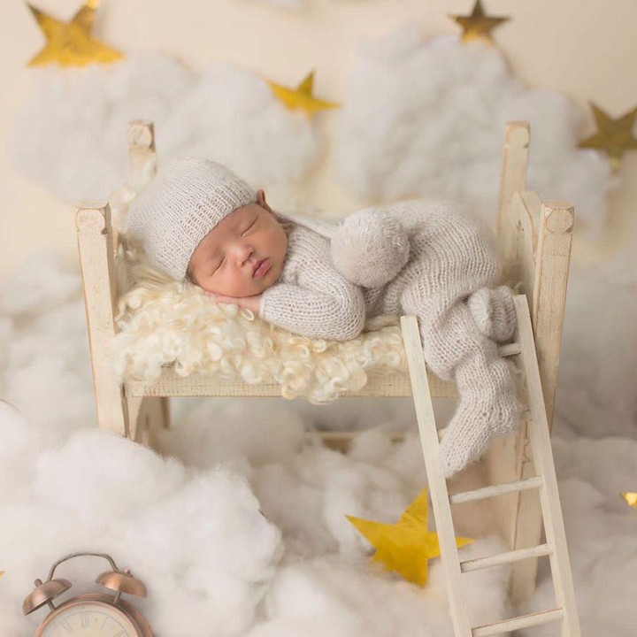 <p>Jourell Kenzie Danuarta, putra kedua Cut Meyriska dan Roger Danuarta melakukan <em>newborn photoshoot</em> dengan gaya yang unik. Jourell tertidur di atas ranjang bulu. Ada pula elemen seperti awan dan bintang, Bunda. (Foto: Instagram: @cutratumeyriska)</p>