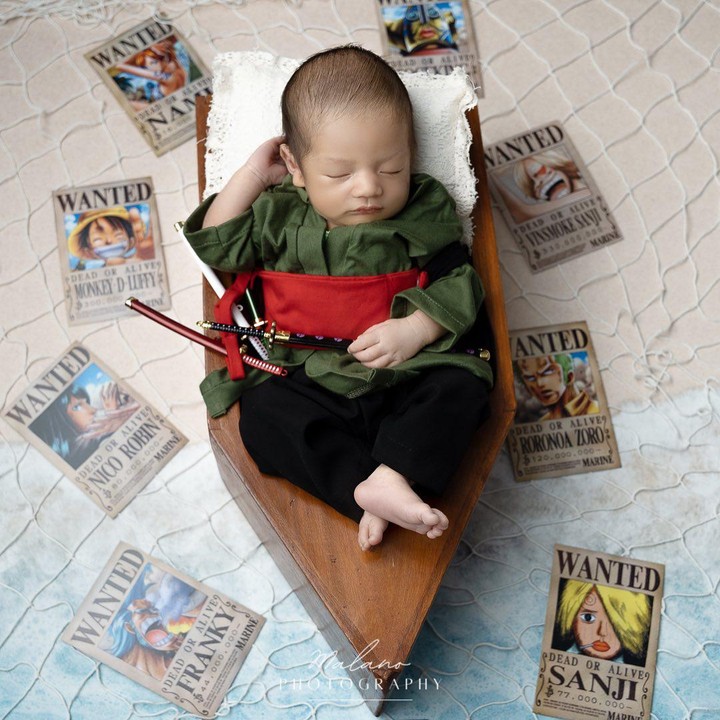 <p>Faradilla Yoshi dikaruniai seorang putra bernama Arash D Alghifary. Setelah lahir, Arash sempat melakukan pemotretan <em>newborn</em> dengan mengenakan baju pendekar dan membawa mini samurai. Gemes, ya! (Foto: Instagram: @faradillayoshi)</p>