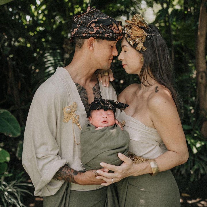 <p>Kiro Zayden Bachdim anak keempat Jennifer dan Irfan Bachdim, lahir di Bali, Bunda. Pemotretan <em>newborn</em>-nya pun menggunakan pakaian adat Bali, lho. (Foto: Instagram: @jenniferbachdim)</p>
