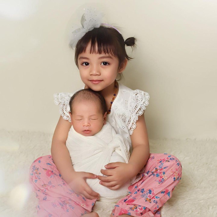 <p>Anak kedua Sheza Idris, Maliki Zahir, lahir pada Januari 2023. Setelah lahir, Sheza pun melakukan <em>newborn photoshoot</em> untuk sang anak. Maliki dibalut kain berwarna putih dan dipeluk erat oleh sang kakak, Adreena Aisyah. (Foto: Instagram: @shezaidris)</p>
