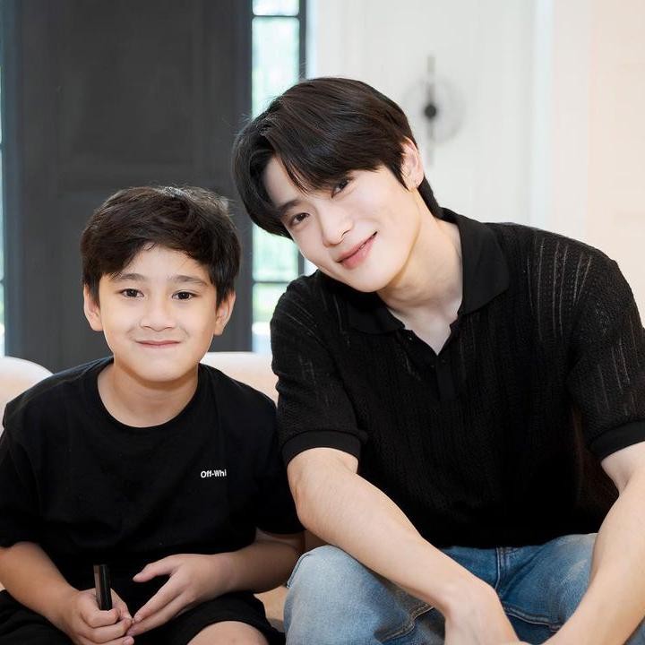 <p>Kemudian baru-baru ini, Rafathar menggegerkan publik saat betemu dengan Jaehyun NCT. Banyak netizen menyebut keduanya seperti kakak beradik. Selain Jaehyun, Rafathar juga bertemu dengan Doyoung dan Jungwoo di kesempatan yang sama. (Foto: Instagram @raffinagita1717)</p>