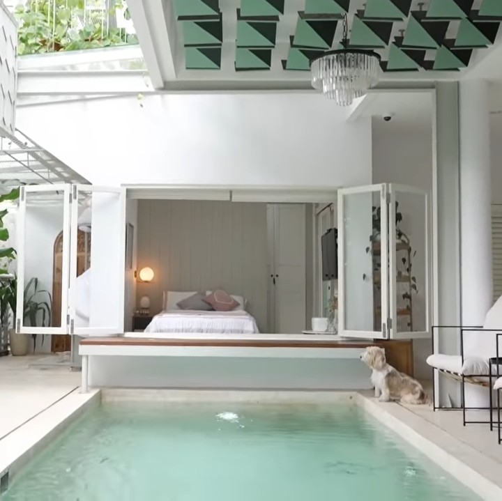 <p>Sharena Gunawan dan Ryan Delon memiliki rumah idaman yang dilengkapi dengan kolam renang. Rumah ini mengusung desain tropis dan didominasi oleh warna putih, lengkap dengan dapur yang sangat fungsional. (Foto: YouTube Sharena Delon - Party of Four)</p>