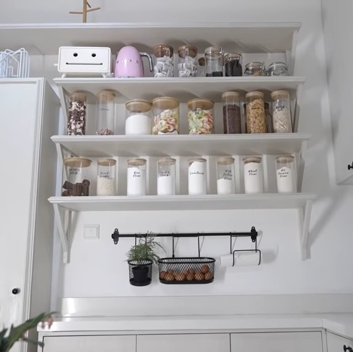 <p>Di tempat ini, mereka juga menyediakan pantry yang didesain seperti mini kafe untuk para karyawan, lho. "Jadinya kayak di Pinterest gitu loh. Ada ruang makan kru juga supaya mereka punya privasi, makannya nyaman kayak mini cafe gitu," tuturnya. (Foto: YouTube Sharena Delon - Party of Four)</p>