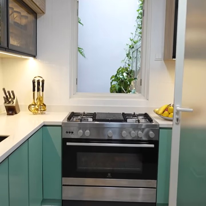 <p>Satu lagi dapur rumah artis yang bisa dijadikan inspirasi apabila memiliki ruang terbatas. Meski kecil, dapur Sharena Delon terlihat rapi karena seluruh perabotan disembunyikan di kabinet dapur yang ia <em>custom</em> sendiri. (Foto: YouTube/Trans7 Official)</p>