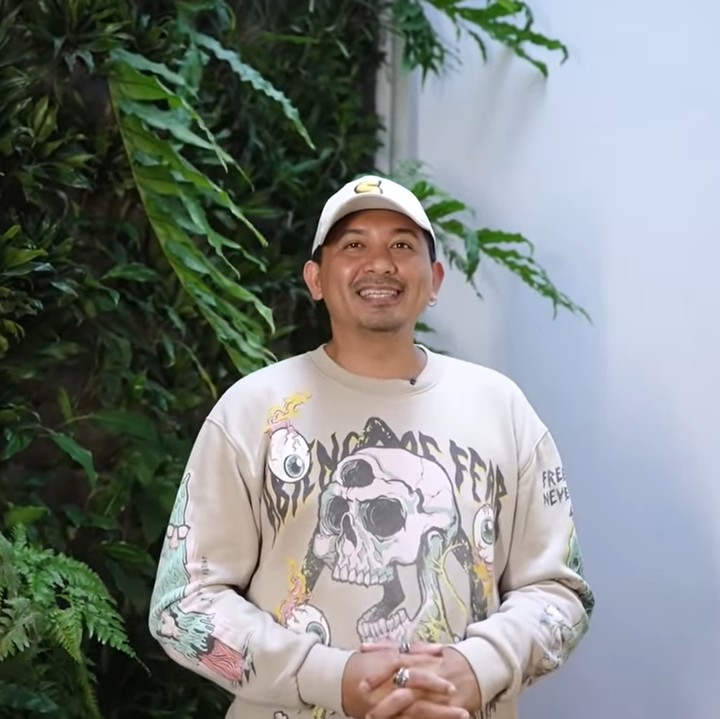 <p>Di sebelah sofa malas, ada vertical garden yang mengusung konsep tanaman serba hijau. "Ini gue pilih natural, semuanya hijau. Gue enggak mau warnanya sedikit lari dari konsep hijau gue kayak merah atau ungu," kata Delon. (Foto: YouTube Sharena Delon - Party of Four)</p>