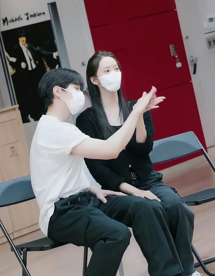 Seakan mengetahui keinginan penggemar yang ingin menyaksikan momen lebih banyak, Yoona membagikan video dirinya sedang berlatih menari bersama Lee Jun Ho melalui akun YouTube pribadinya./ Foto: youtube.com/limyoona__official