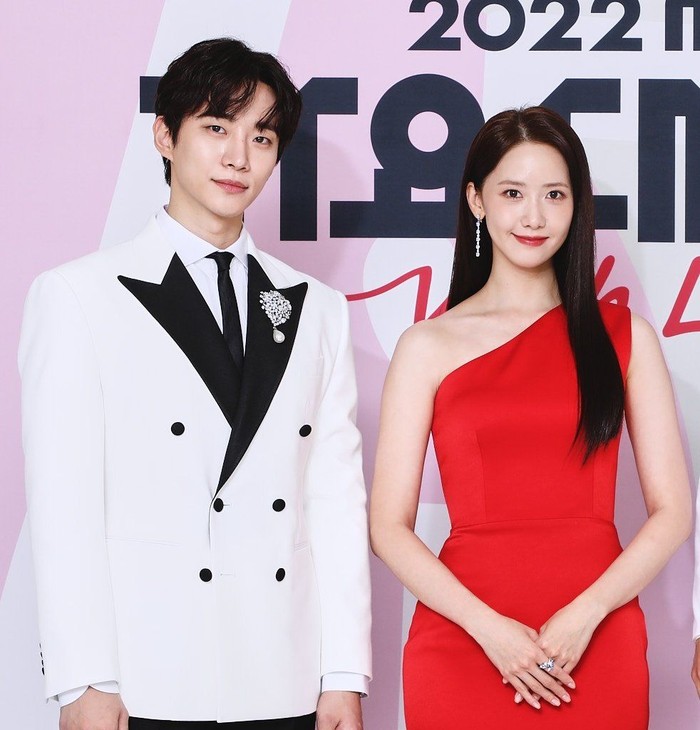 Setelah beberapa tahun sebelumnya diundang bersama masing-masing grup untuk memeriahkan pagelaran akhir tahun 'MBC Gayo Daejun', Lee Jun Ho dan Yoona memimpin acara penghargaan tersebut sebagai MC bersama sejak 2021 lalu./ Foto: instagram.com/mbcentertain