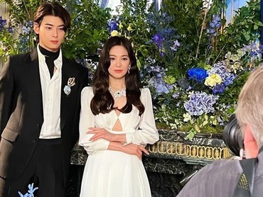 img-title Visual Terbaik, 7 Potret Song Hye Kyo & Cha Eun Woo di Event Chaumet Paris