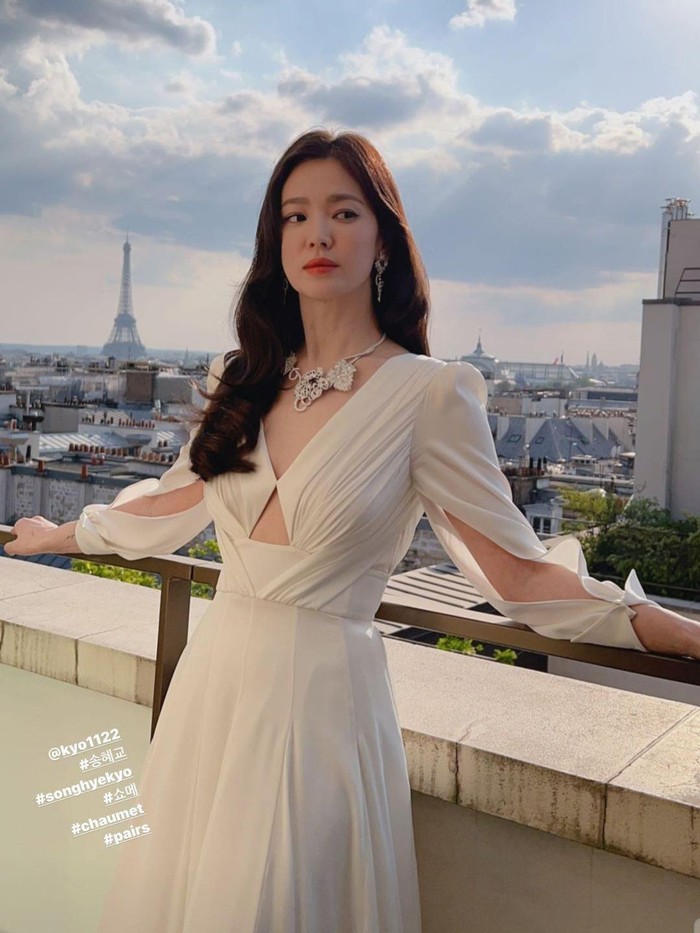 Bak seorang dewi, Song Hye Kyo mengenal dress berwarna putih dengan gaya rambut panjang bergelombang./ Foto: twitter.com/PortalSHK