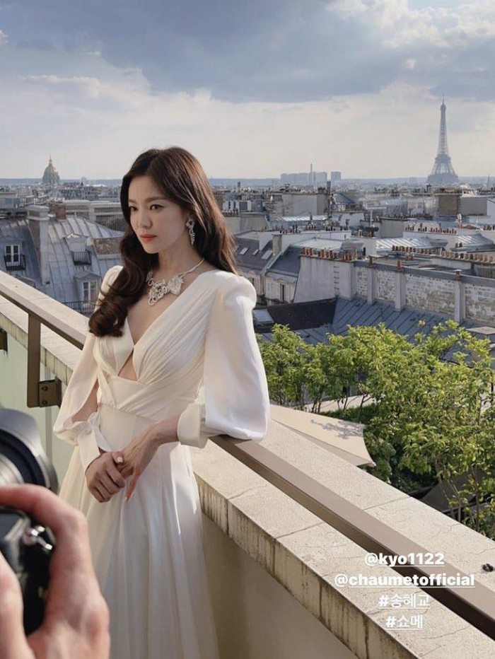 Baru-baru ini, aktris cantik Song Hye Kyo kembali memukau publik dengan potret terbarunya saat menghadiri event brand perhiasan mewah, Chaumet./Foto: twitter.com/songhyekyo_PH