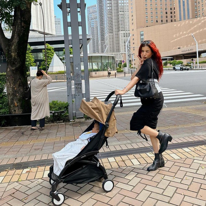 <p>Dari potret lain, ada pula potret Tasya Farasya sambil mendorong kereta bayi anaknya. Dalam potret ini, ia terlihat sangat stylish, ya?(Foto: @tasyafarasya)<br /><br /><br /></p>