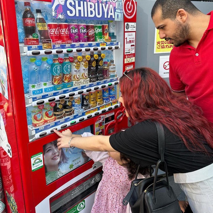 <p>Melalui media sosial Instagram, wanita berusia 31 tahun ini membagikan potret-potret keseruan mereka. Ternyata, anak sulungnya bahagia saat melihat vending machine alias mesin jual otomatis. "Ayang seneng bgt ketemu vending machine," ujarnya. (Foto: @tasyafarasya)<br /><br /><br /></p>