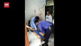 VIDEO: Pria Berbobot 300 Kg di Tangerang Dievakuasi Pakai Forklift