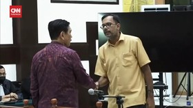 VIDEO: Momen Haris Azhar Dan Fatia Salami Luhut di Persidangan