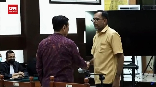 Haris Azhar mengklarifikasi bahwa permintaan saham itu dilakukan karena dia merupakan kuasa hukum masyarakat adat.