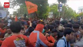 VIDEO: Ricuh Polisi-Buruh Saat Mobil Luhut Tinggalkan PN Jaktim