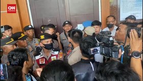 VIDEO: Ricuh Kuasa Hukum Haris & Fathia Dilarang Masuk Pengadilan
