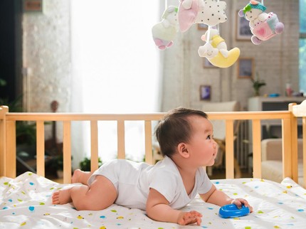 Umur Berapa Bulan Bayi Bisa Tengkurap? Ini 5 Cara Melatihnya Bun