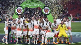 FOTO: West Ham Angkat Trofi Europa Conference League