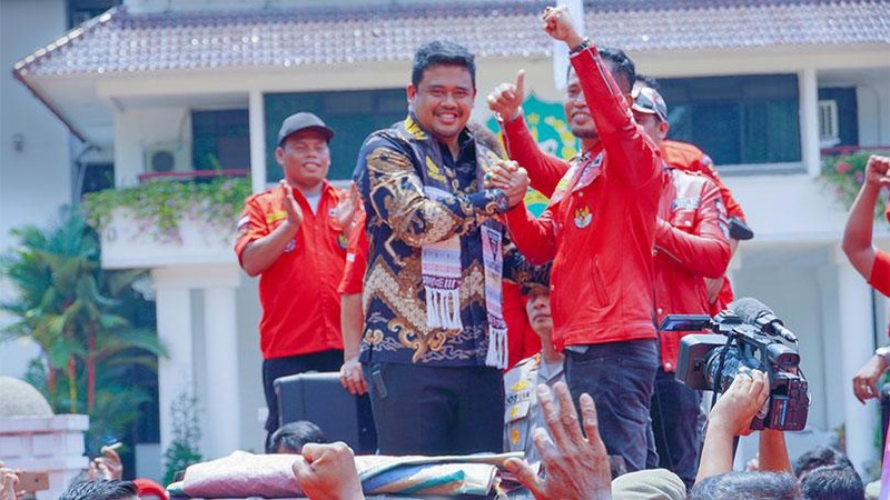 Wali Kota Medan Bobby Nasution menemui ratusan massa yang tergabung dalam Pemuda Batak Besatu (PBB)