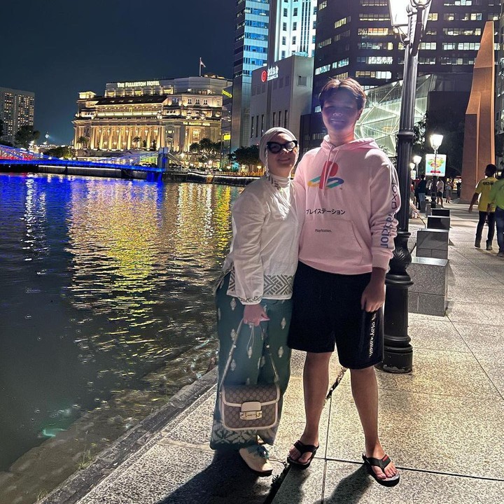 <p>Eko Patrio dan Viona Rosalina dikaruniai anak sulung bernama Syawal yang saat ini sudah lulus dari Curtin University Singapore. Syawal bisa lulus lebih cepat lantaran sudah mulai kuliah sejak usia 15 tahun. (Foto: Instagram @viona__rosalina)</p>