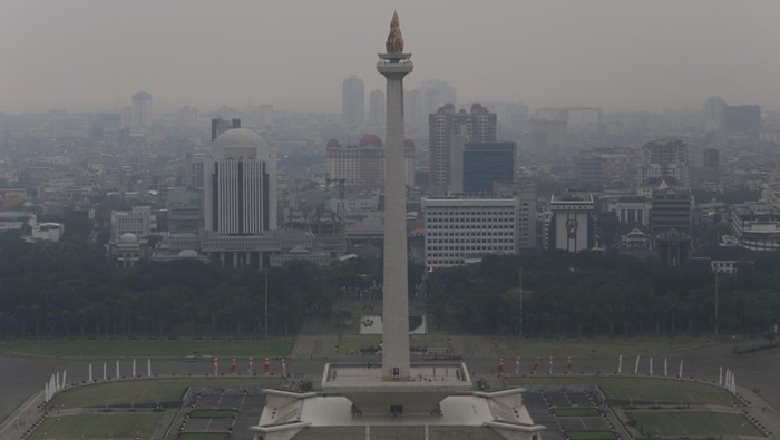 Suasana gedung bertingkat yang terlihat samar karena polusi udara di Jakarta, Selasa (6/6/2023). Berdasarkan situs IQAir, kualitas udara di Jakarta pada Selasa (6/6/2023) pukul 16.52 WIB berada di angka 151 atau menempati posisi ketiga dengan kualitas udara terburuk di dunia. ANTARA FOTO/Fauzan/aww.