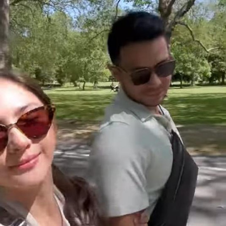 <p>Jessica Mila dan Yakup Hasibuan tak lupa membagikan momen bulan madu mereka lewat Instagram. Keduanya terlihat menikmati suasana ketika berjalan santai. (Foto: Instagram @jscmila)</p>