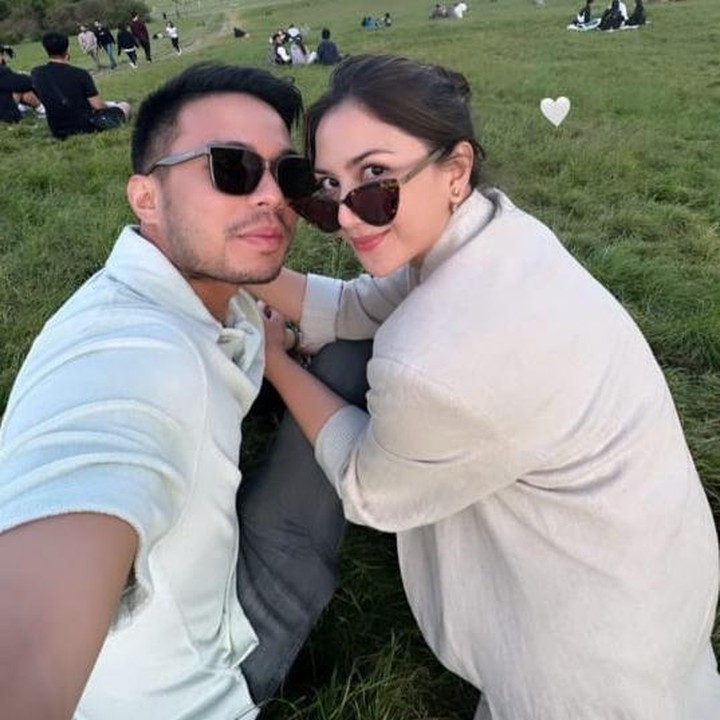 <p>Bintang film <em>Imperfect</em> itu juga membagikan potret romantis keduanya saat bersantai di padang rumput nan hijau. Mereka kompak mengenakan busana putih saat piknik. (Foto: Instagram @jscmila)</p>