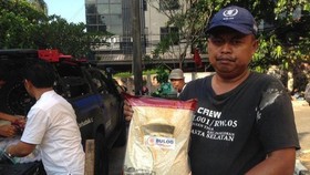 CT ARSA Distribusikan Donasi Sembako Bulog untuk Warga Kurang Mampu