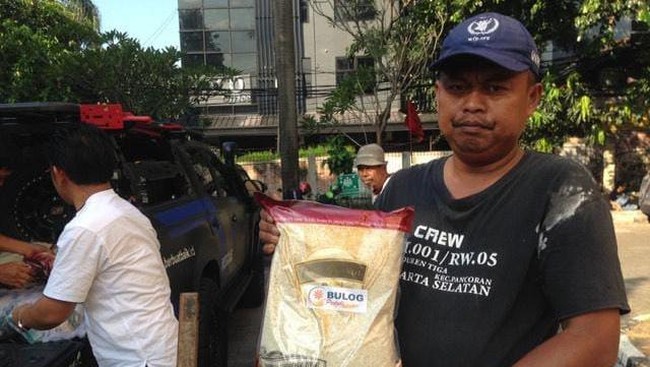 CT Arsa Foundation mendistribusikan bantuan sembako dari Perum Bulog kepada masyarakat kurang mampu di kawasan Duren Tiga, Jakarta Selatan, Jumat (9/6).