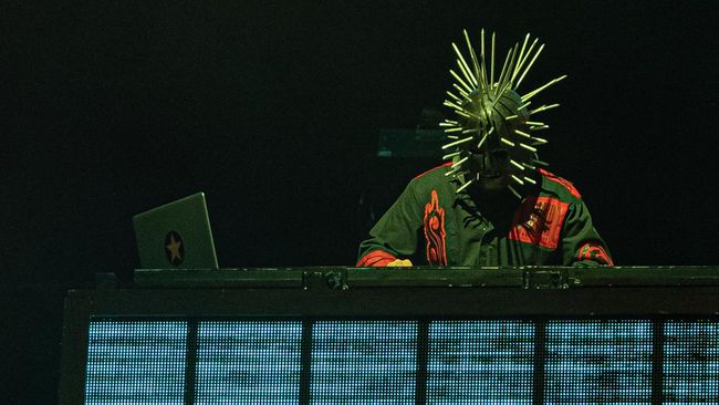 Kibordis Slipknot, Craig Jones, dikabarkan hengkang dari band heavy metal itu setelah 27 tahun bergabung.