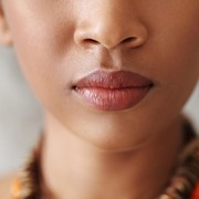 Anti Bikin 'Pucat', Simak 4 Tips untuk Pilih Lipstik Nude yang Sesuai untuk Kulit Sawo Matang!