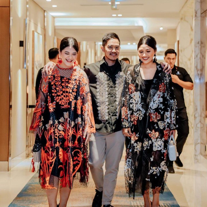<p>Kompak mengenakan busana warna hitam, Kaesang dan Erina terlihat jalan beriringan bersama Kahiyang sambil tersenyum lebar. (Foto: Instagram@ayanggkahiyang)</p>