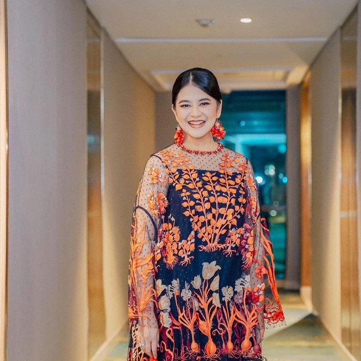 <p>Menjadi salah satu tamu undangan fashion show Biyang Wanaatmadja, Kahiyang pun datang dengan mengenakan busana karya designer ternama itu. (Foto: Instagram@ayanggkahiyang)</p>