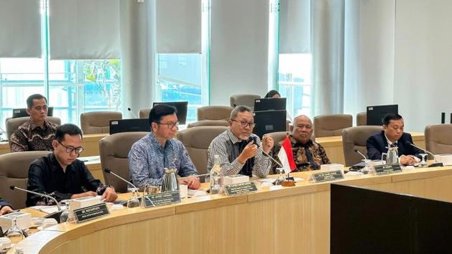 Mendag Zulhas bertemu dengan MITI Malaysia, Tengku Datuk Seri Utama Zafrul Bin Tengku Abdul Aziz untuk menjajaki kerja sama perdagangan perbatasan (BTA).