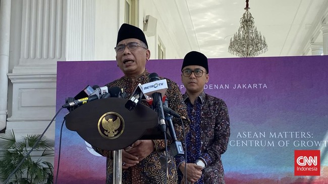 Gus Yahya meminta agar tidak ada satu pun calon presiden maupun calon wakil presiden mengatasnamakan NU dalam Pilpres 2024.