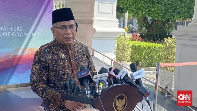 Ketua Umum PBNU Yahya Cholil Staquf berkelakar saat ditanya mengenai menteri di kabinet Prabowo Subianto-Gibran Rakabuming Raka.