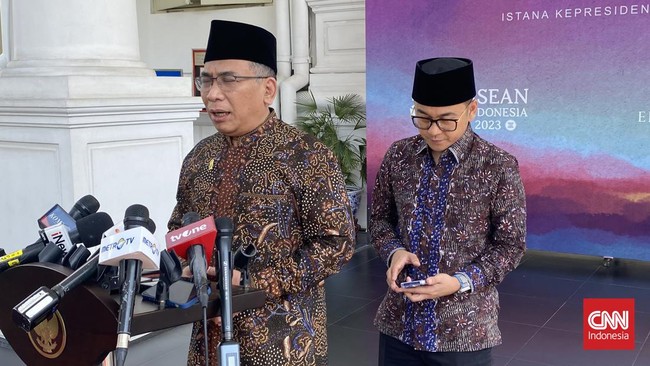 Jokowi membahas konsesi tambang untuk NU dengan Ketua Umum PBNU Yahya Cholil Staquf saat masyarakat demo menentang Revisi UU Pilkada.