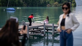 FOTO: Lokasi Syuting Crash Landing On You di Swiss Kebanjiran Turis