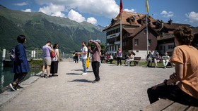 Lokasi Syuting Crash Landing on You di Swiss Kebanjiran Turis