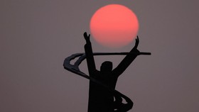 NYALANG: Pendar Surya di Langit Utara
