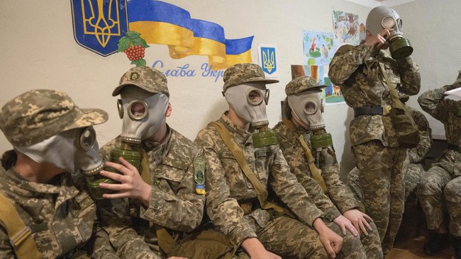 Sejumlah pengamat menilai perang Rusia dan Ukraina kemungkinan bisa memicu perang dunia 3.